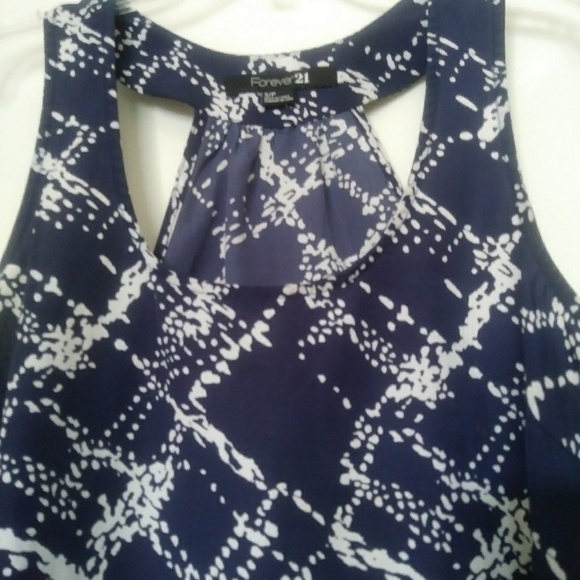 🌹Bundle any 3 Ladies top with a rose for $30 - Picture 2 of 3